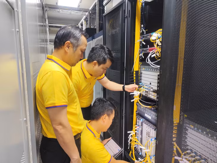 Cán bộ, lãnh đạo Mobifone kiểm tra, điều chỉnh dữ liệu máy chủ.