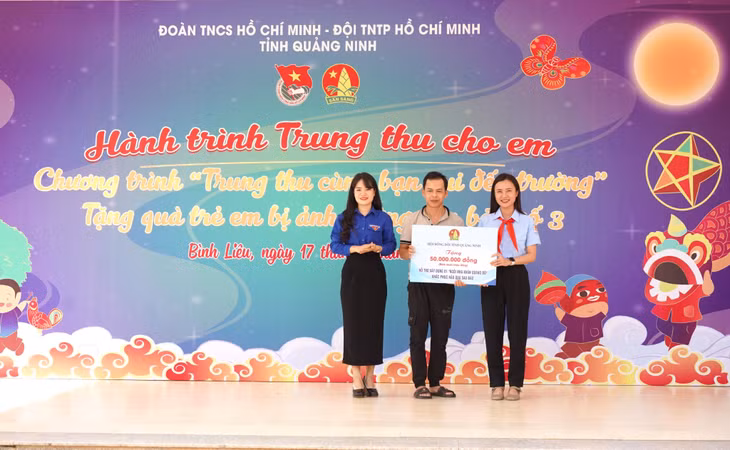 Trao kinh phố hỗ trợ xây dựng Nhà khăn quàng đỏ cho gia đình em Bế Bảo Việt (huyện Bình Liêu) bị ảnh hưởng bởi bão số 3