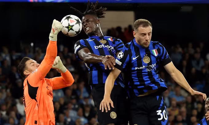Pha đấm bóng giải nguy của thủ môn Ederson. Ảnh: Reuters
