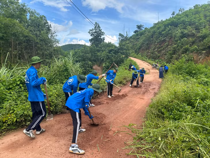 Sinh viên Trường Đại học Công nghiệp Quảng Ninh tham gia dọn vệ sinh tại xã Hà Lâu (huyện Tiên Yên) trong chiến dịch tình nguyện "Mùa hè xanh" năm 2024.