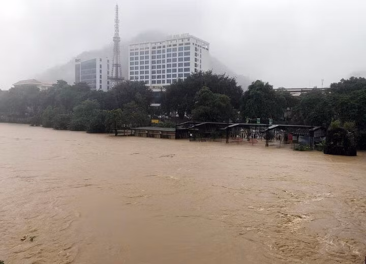 Sông Lô nước dâng cao, cảnh báo lũ khả năng lên trên mức Báo động III. (Ảnh: Báo Hà Giang).