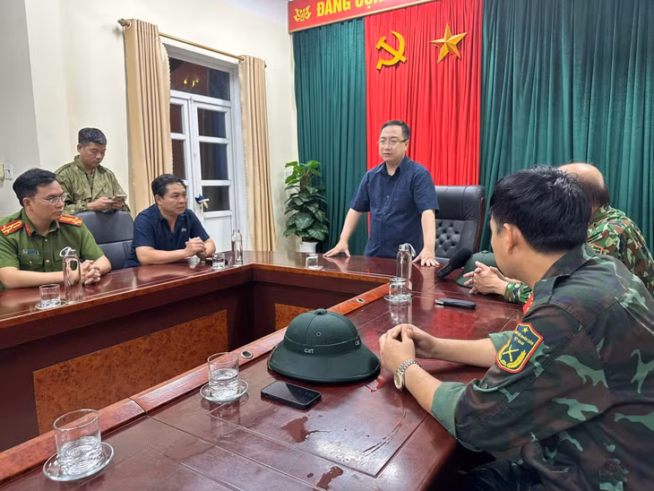 Đồng chí Đặng Xuân Phương, Phó Bí thư Tỉnh ủy, Trưởng Đoàn Đại biểu Quốc hội tỉnh, chỉ đạo khắc phục hậu quả do bão tại TX Quảng Yên.