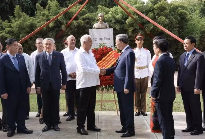Tổng Bí thư, Chủ tịch nước Tô Lâm và Uỷ viên Trung ương Đảng, Trưởng Ban Đối ngoại Trung ương Đảng Cộng sản Cuba Emilio Lozada García với các đại biểu tại Tượng đài Chủ tịch Hồ Chí Minh ở Thủ đô La Habana. (Ảnh: Lâm Khánh/TTXVN)