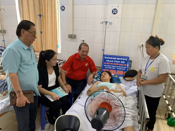 Hiệp hội Doanh nghiệp tỉnh thăm người bị nạn trong vụ nổ khí ga tại phường Cẩm Thủy.