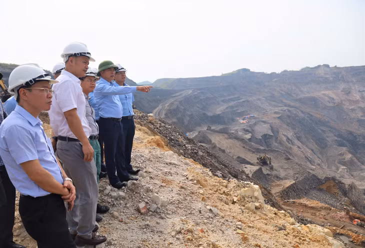 Đồng chí Vũ Anh Tuấn, Ủy viên BTV Tỉnh ủy, Bí thư Đảng ủy Than Quảng Ninh, Phó TGĐ Tập đoàn Công nghiệp Than - Khoáng sản Việt Nam kiểm tra công tác phòng chống bão số 3 trên khai trường Công ty CP Than Hà Tu