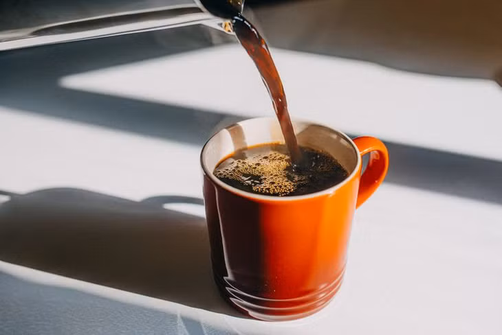 Uống cà phê điều độ có lợi cho sức khỏe, giảm nguy cơ mắc một số bệnh do chuyển hóa. Nguồn: Stefania Pelfini, Nhiếp ảnh La Waziya / Getty Images