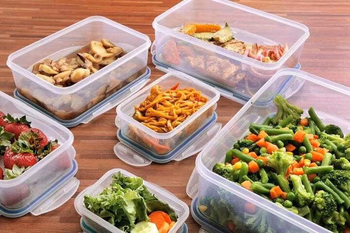 Cách dùng đồ nhựa khi chế biến thực phẩm: Không nên được sử dụng trong lò nướng hoặc lò vi sóng. (Ảnh: Ubuy)