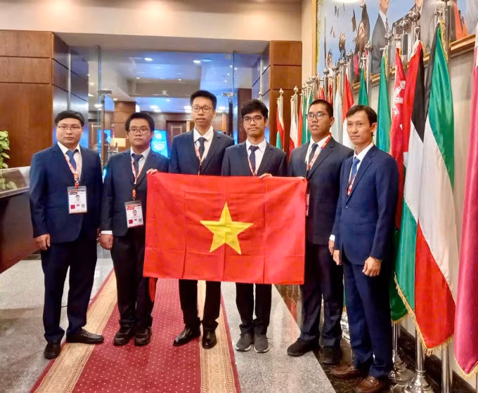 Từ phải sang trái: PGS.TS Đỗ Phan Thuận - Trưởng đoàn, em Hoàng Xuân Bách, Phạm Công Minh, Phạm Ngọc Trung, Nguyễn Hữu Tuấn, TS Đỗ Đức Đông - Phó đoàn