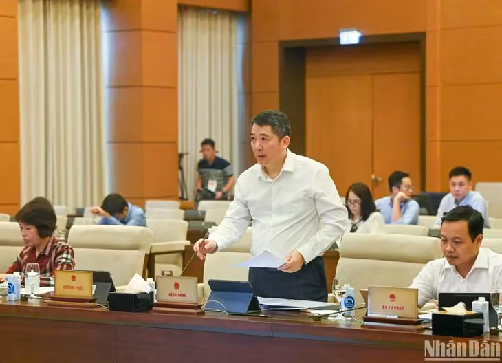 Thứ trưởng Tài chính Cao Anh Tuấn trình bày Tờ trình về dự án Luật. (Ảnh: DUY LINH)