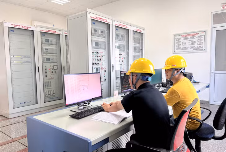 Công nhân KCN Hải Hà vận hành hệ thống lưới điện 110kV trong khu công nghiệp. Ảnh: Mạnh Trường