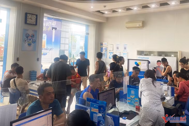 Người dùng di động đổ xô đến điểm giao dịch của VNPT để được hỗ trợ trong sáng 8/9. Ảnh: NVCC
