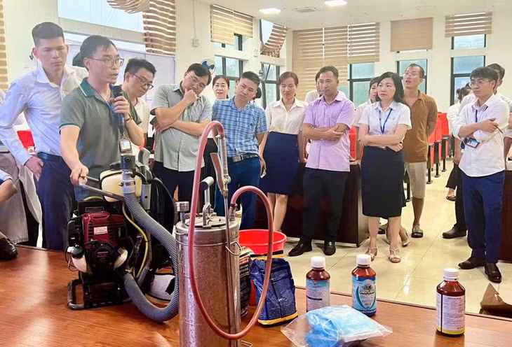 Cán bộ y tế của CDC Quảng Ninh hướng dẫn cán bộ y tế tuyến huyện sử dụng máy phun hoá chất và một số lưu ý khi sử dụng máy. Ảnh: Ngọc Phượng (CDC Quảng Ninh)