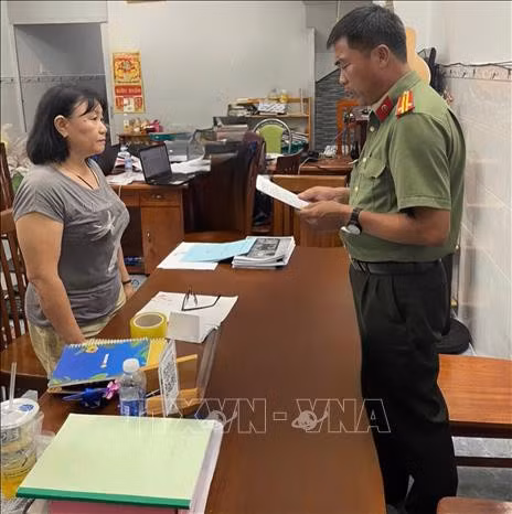 Cơ quan An ninh điều tra, Công an tỉnh Kiên Giang tống đạt các quyết định và lệnh với Nguyễn Ngọc Châu. Ảnh: TTXVN phát