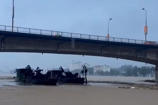Hai tàu hút từ Trung Quốc đang trôi dạt về phía các tỉnh Lào Cai và Yên Bái. Ảnh cắt từ clip