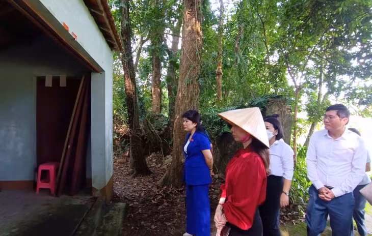 Các thành viên trong Đoàn Giám sát kiểm tra thực trạng của đình Đồng Đình (thôn Đồng Đình, xã Phong Dụ).