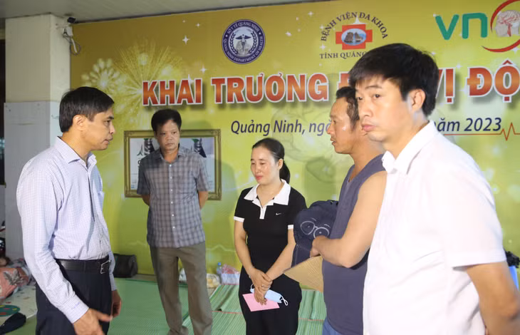 Đồng chí Vũ Văn Diện, Phó Chủ tịch Thường trực UBND tỉnh động viên người nhà công nhân và cán bộ, công nhân ngành điện tiếp tục nỗ lực, ổn định tư tưởng.