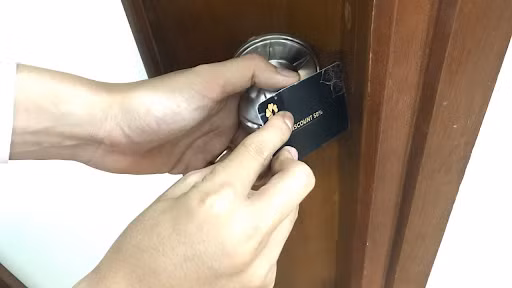 Cách mở cửa phòng bị khóa trái an toàn và hiệu quả ảnh 2 Cách mở cửa phòng bị khóa trái an toàn và hiệu quả ảnh 2