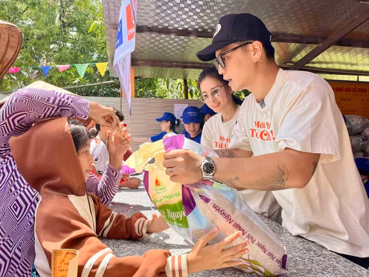 Ngô Thanh Vân - Huy Trần tham gia các chương trình thiện nguyện.