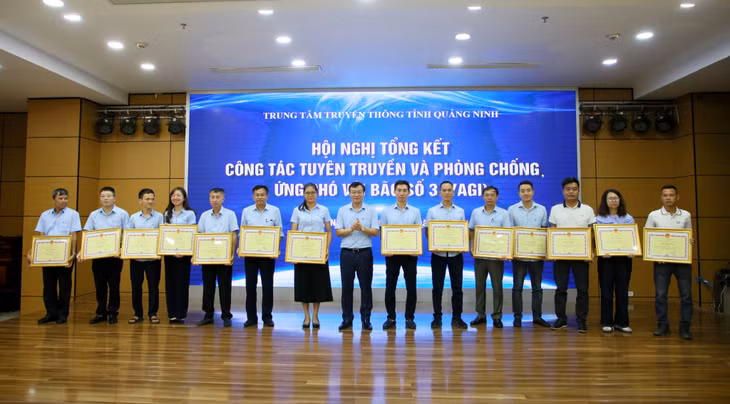 Các cán bộ, phóng viên, biên tập viên, kỹ thuật viên hoàn thành xuất sắc nhiệm vụ thông tin tuyên truyền và ứng phó bão số 3 được nhận Bằng khen của UBND tỉnh.