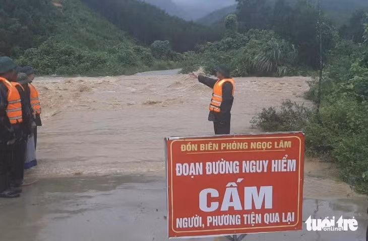 Đồn biên phòng Ngọc Lâm, huyện Thanh Chương, Nghệ An cắm biển cấm người, phương tiện qua lại qua cầu tràn - Ảnh: TRÌNH NHÃ