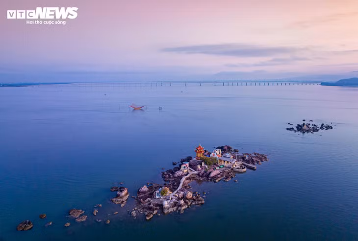 Nằm giữa đầm Thị Nại là tháp Thầy Bói nổi lên khi thủy triều rút. Nơi đây thu hút nhiều du khách với truyền thuyết "cầu được ước thấy".