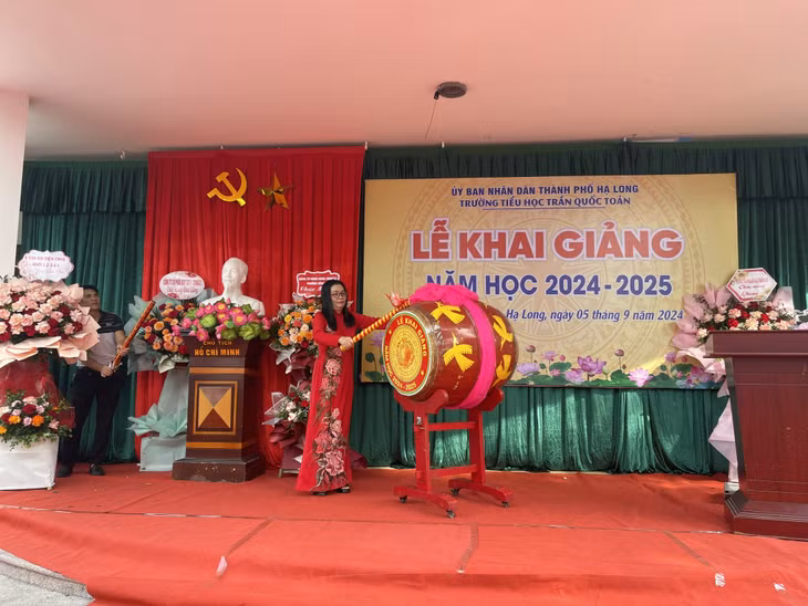 Cô giáo Bùi Thị Lan Phương, Hiệu trưởng Trường Tiểu học Trần Quốc Toản đọc thư chúc mừng năm học mới của Tổng Bí thư, Chủ tịch nước Tô Lâm và gióng trống khai giảng.