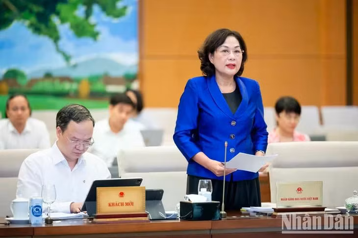 Thống đốc Ngân hàng Nhà nước Nguyễn Thị Hồng trình bày tờ trình. (Ảnh: DUY LINH)