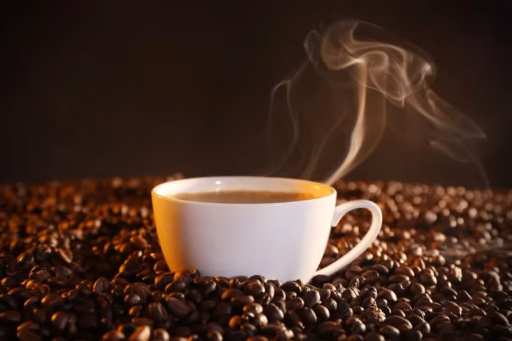 Tiêu thụ cùng lúc, caffeine có thể ảnh hưởng xấu đến quá trình tổng hợp collagen.