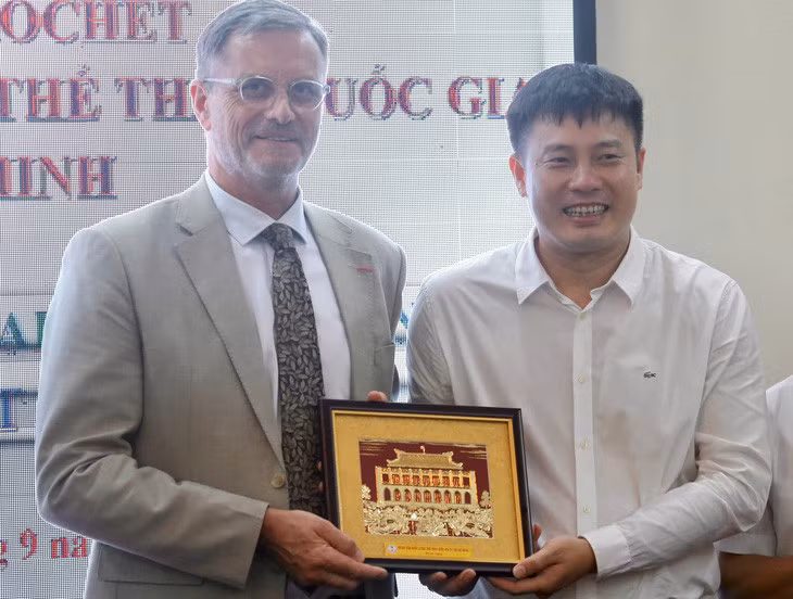 Giám đốc Trung tâm Huấn luyện thể thao quốc gia TP.HCM Phạm Thanh Tú trao quà cho Đại sứ Pháp Olivier Brochet nhân dịp ghé thăm trung tâm - Ảnh: ĐỨC KHUÊ