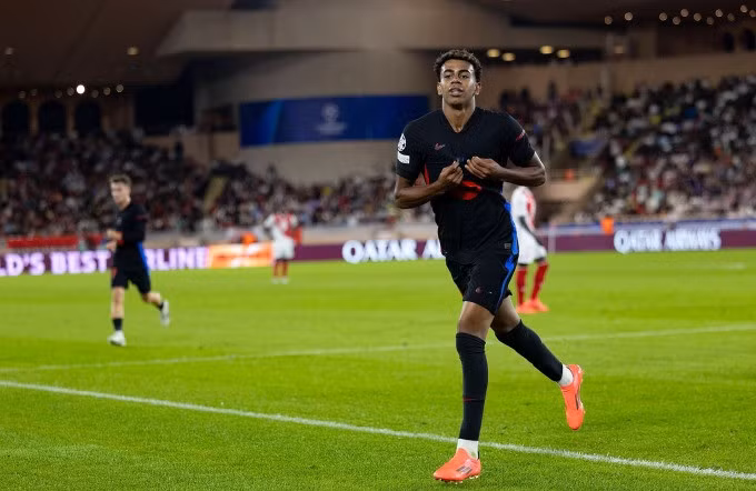Yamal mừng bàn gỡ hòa cho Barca, trên sân Louis II, Monaco hôm 19/9. Ảnh: Reuters