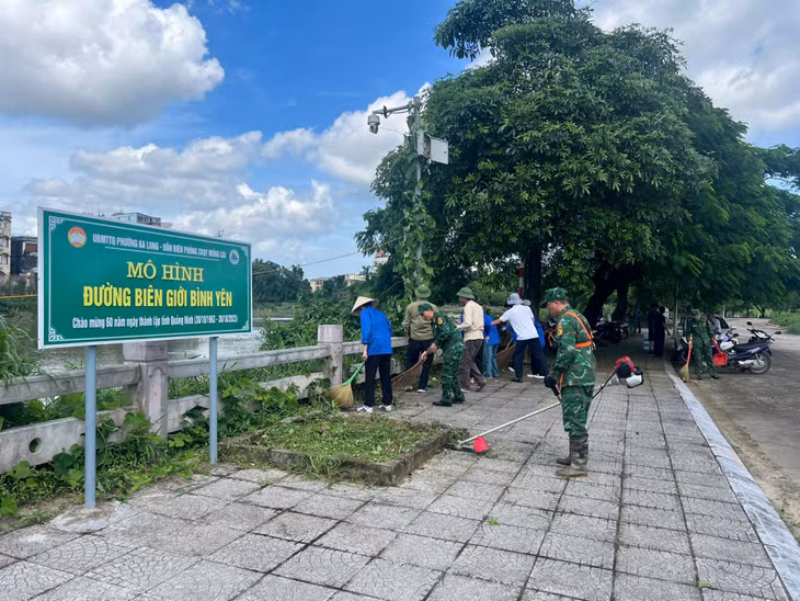 Cán bộ, nhân dân, các tổ chức đoàn thể phường Ka Long (TP Móng Cái) phối hợp với CBCS Đồn Biên phòng Cửa khẩu quốc tế Móng Cái dọn vệ sinh đường biên giới.