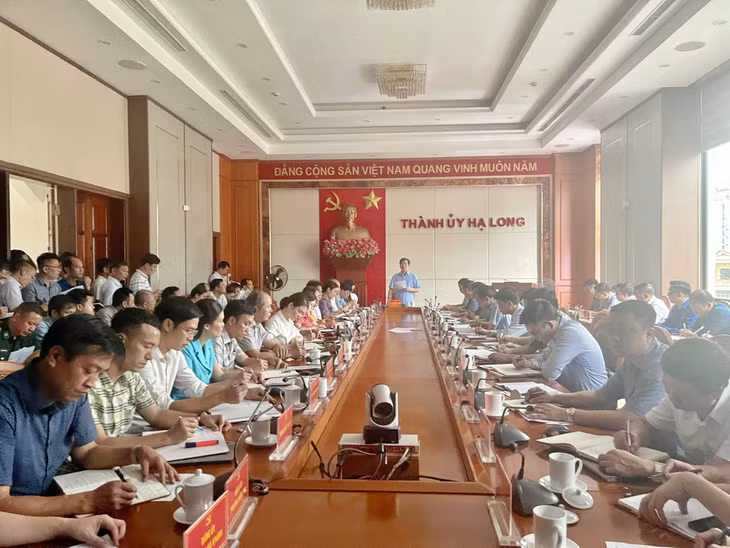 Đồng chí Vũ Quyết Tiến, Bí thư Thành ủy Hạ Long khẳng định: Việc khắc phục hậu quả của cơn bão để đời sống của nhân dân, hoạt động của doanh nghiệp quay trở lại bình thường sẽ là nhiệm vụ quan trọng nhất của thành phố trong thời điểm này.