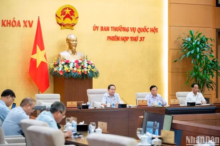 Quang cảnh phiên họp cho ý kiến về dự án Luật Thuế tiêu thụ đặc biệt (sửa đổi) chiều 26/9. (Ảnh: DUY LINH)