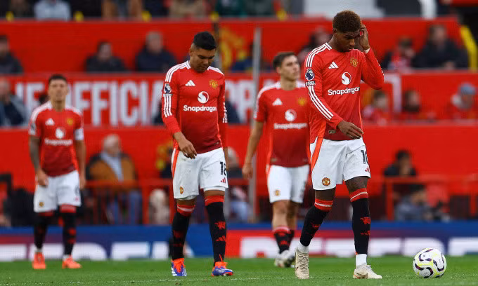 Cầu thủ Man Utd thất vọng sau bàn thua thứ hai. Ảnh: Reuters