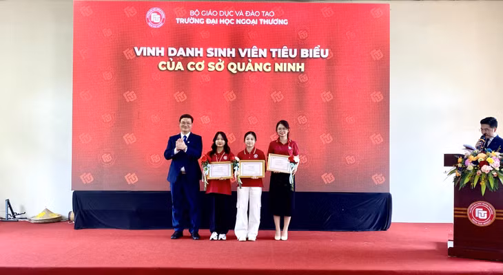 Tiến sĩ Nguyễn Bình Minh, Giám đốc Cơ sở Quảng Ninh khen thưởng các sinh viên tiêu biểu.