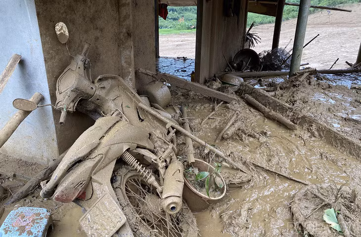 Một phần nhà cửa, tài sản của người dân ngập trong lũ bùn - Ảnh: Báo Lào Cai