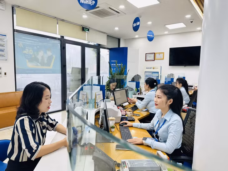 Khách hàng giao dịch tại BAOVIET Bank Quảng Ninh.