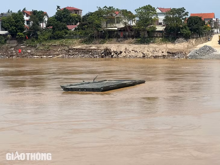 Nhịp cầu phao được đặt thử giữa lòng sông.