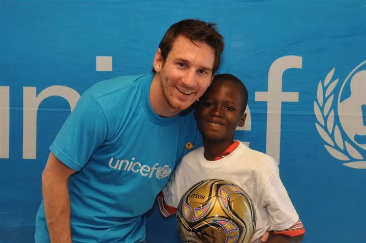 Messi tới thăm Haiti vào năm 2010