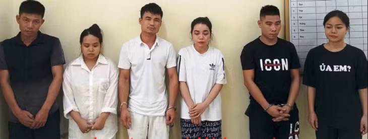 Nhóm nam nữ thanh niên thời điểm Công an TP Ninh Bình kiểm tra, phát hiện tàng trữ, sử dụng trái phép chất ma túy.