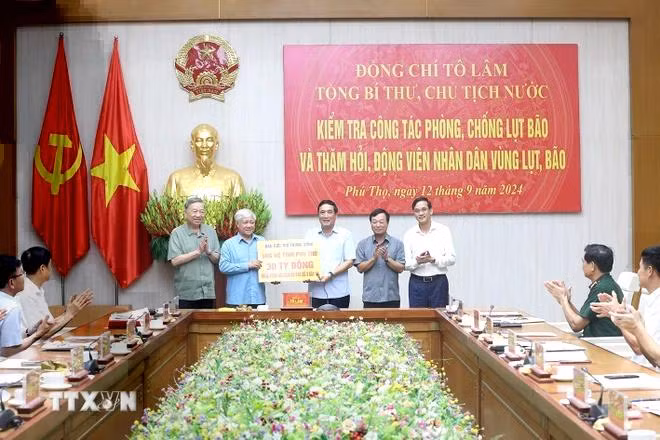 Tổng Bí thư, Chủ tịch nước Tô Lâm chứng kiến Chủ tịch Ủy ban Trung ương Mặt trận Tổ quốc Việt Nam Đỗ Văn Chiến trao 30 tỷ đồng ủng hộ tỉnh Phú Thọ khắc phục hậu quả do cơn bão số 3 gây ra. (Ảnh: Trí Dũng/TTXVN)