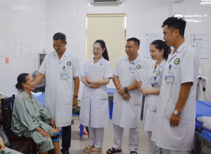 Các bác sĩ Khoa Nội, Bệnh viện Y dược cổ truyền thăm khám cho người bệnh.