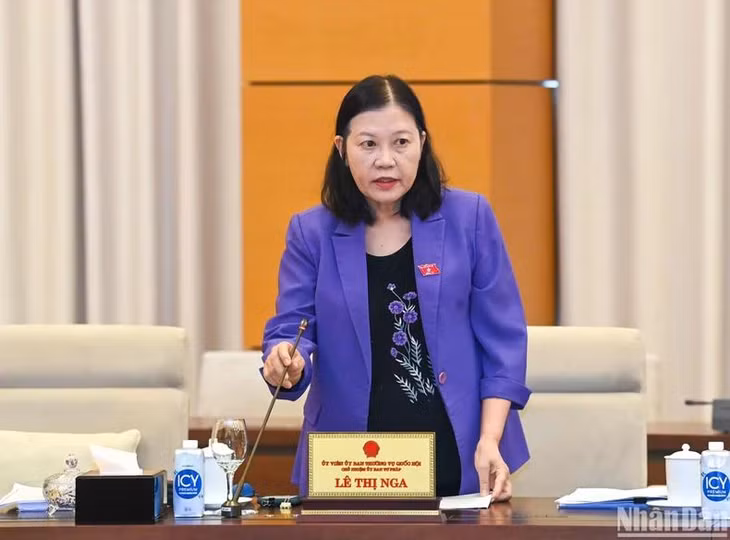 Chủ nhiệm Ủy ban Tư pháp Lê Thị Nga báo cáo tóm tắt thẩm tra Báo cáo của Chính phủ về công tác phòng, chống tham nhũng năm 2024. (Ảnh: DUY LINH)