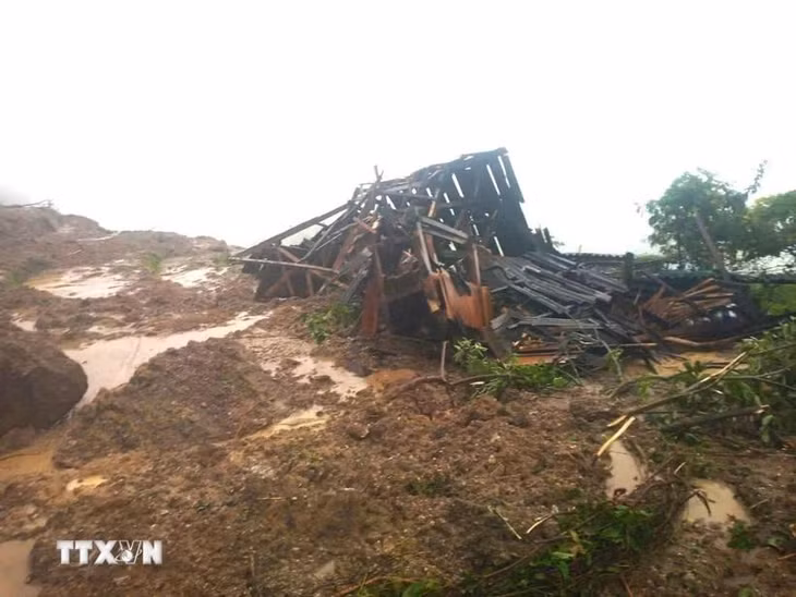 Mưa lũ do hoàn lưu bão số 3 khiến nhiều ngôi nhà của người dân ở huyện Hoàng Su Phì bị sạt lở đất đá, đổ tường nhà. (Ảnh: TTXVN phát)