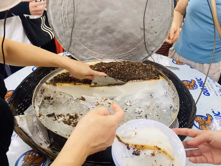 Bánh đúc nóng Tiên Yên - món ăn lạ miệng khiến nhiều người muốn thử ngay.