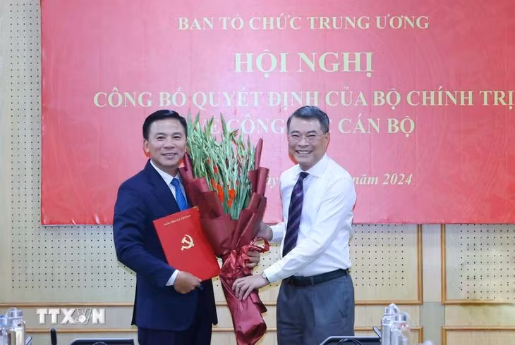 Đồng chí Lê Minh Hưng, Ủy viên Bộ Chính trị, Bí thư Trung ương Đảng, Trưởng Ban Tổ chức Trung ương trao Quyết định của Bộ Chính trị điều động, phân công đồng chí Đỗ Trọng Hưng giữ chức Phó Trưởng Ban Tổ chức Trung ương. (Ảnh: Phương Hoa/ TTXVN)