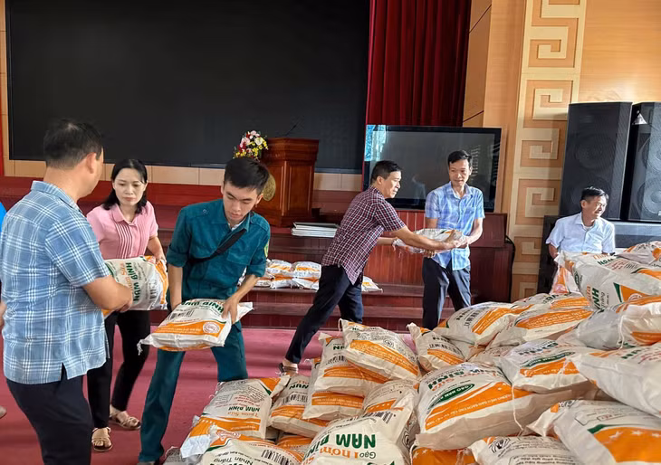 HND TP Uông Bí vận chuyển lương thực, lập bếp ăn tập thể, hỗ trợ bữa ăn cho người dân bị ngập lụt.