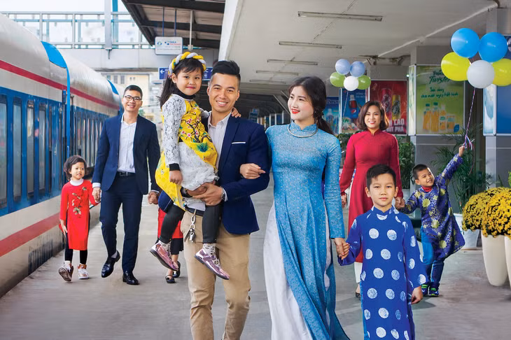 Hành khách lưu ý khi mua vé tàu Tết Ất Tỵ 2025. Ảnh: T. Nhung