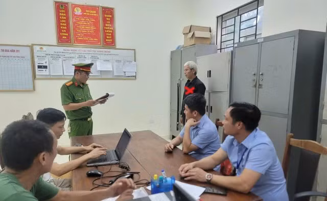 Cơ quan công an đọc lệnh bắt giữ Nùng Chẩn Vần. Ảnh: Công an cung cấp