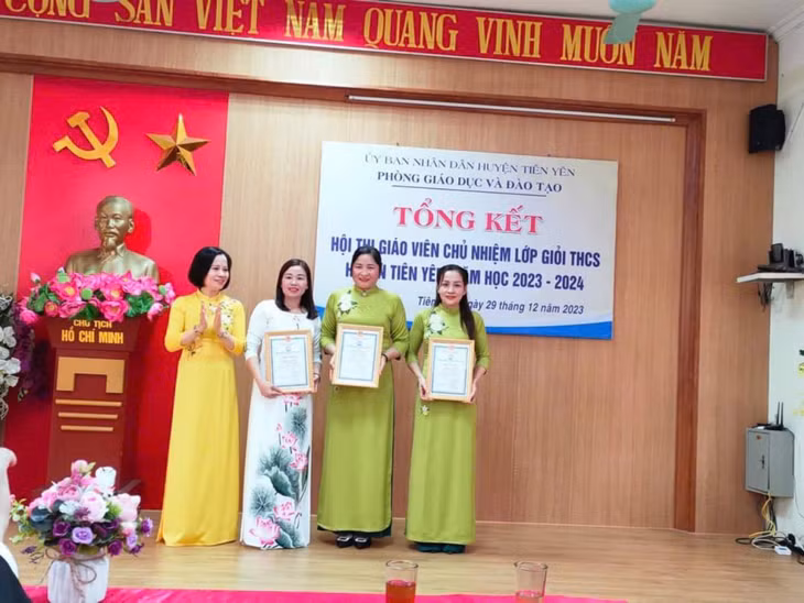 Cô giáo Nguyễn Thị Năm (thứ 2 trái sang) nhận phần thưởng tại Hội thi giáo viên chủ nhiệm lớp giỏi năm học 2023-2024.